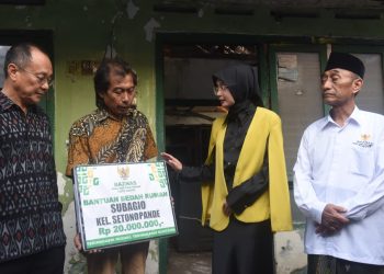 Wali Kota Kediri Bersama Baznas Salurkan Bantuan Bedah Rumah untuk Warga Setonopande