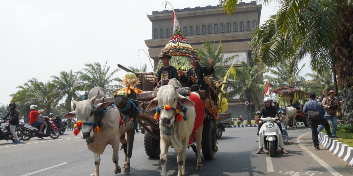 Lestarikan Transportasi Tradisional dan Sapi Jawa, Pemkab Kediri Gelar Parade Cikar Ke-5