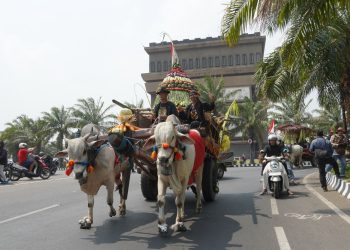 Lestarikan Transportasi Tradisional dan Sapi Jawa, Pemkab Kediri Gelar Parade Cikar Ke-5