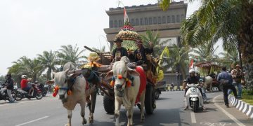 Lestarikan Transportasi Tradisional dan Sapi Jawa, Pemkab Kediri Gelar Parade Cikar Ke-5