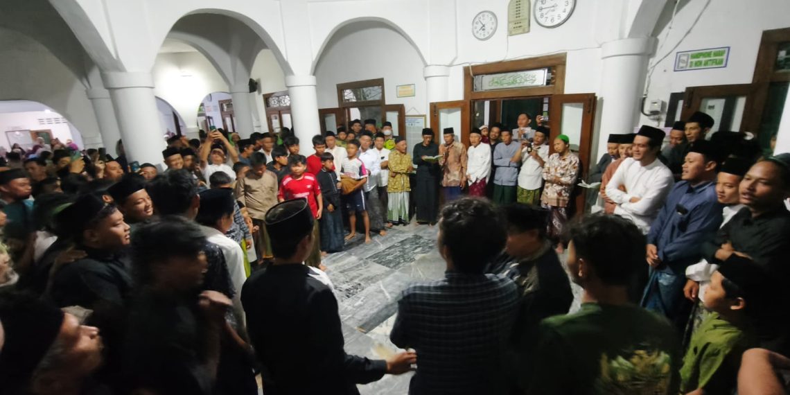 Lestarikan Tradisi Sejak 1908, Peringatan Maulid Nabi di Masjid Wakaf Jamsaren Kediri Dimeriahkan Tradisi Sebar Koin