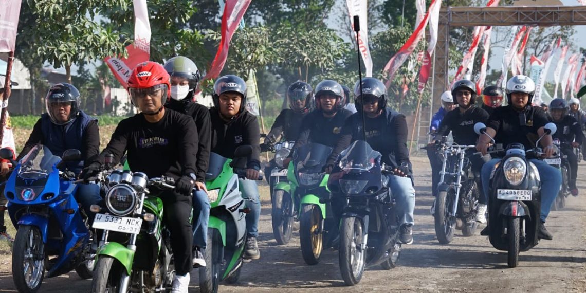Ikuti Riding Ninja 2 Stroke, Wali Kota Kediri Vinanda Prameswati Ajak Komunitas Otomotif Jadi Pelopor Tertib Lalu Lintas