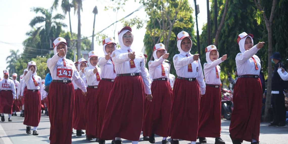 Meriahkan HUT Ke-81 RI, Wali Kota Kediri Lepas 300 Pleton Peserta Lomba Baris SD/MI