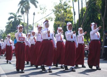 Meriahkan HUT Ke-81 RI, Wali Kota Kediri Lepas 300 Pleton Peserta Lomba Baris SD/MI