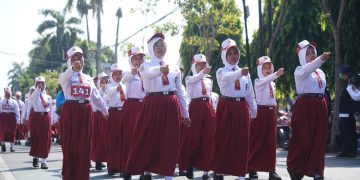 Meriahkan HUT Ke-81 RI, Wali Kota Kediri Lepas 300 Pleton Peserta Lomba Baris SD/MI