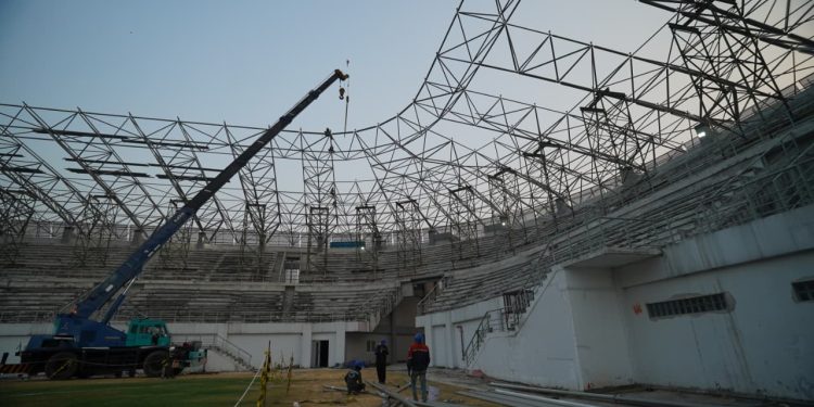 Masuki Tahap Tiga, Pemasangan Rangka Atap Stadion Gelora Daha Jayati Dikebut