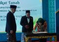 Dukung Pembangunan Hotel Haji di Bandara Dhoho, Pemkab Kediri Serahkan Sertifikat Tanah ke Kementerian Haji dan Umrah