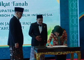 Dukung Pembangunan Hotel Haji di Bandara Dhoho, Pemkab Kediri Serahkan Sertifikat Tanah ke Kementerian Haji dan Umrah
