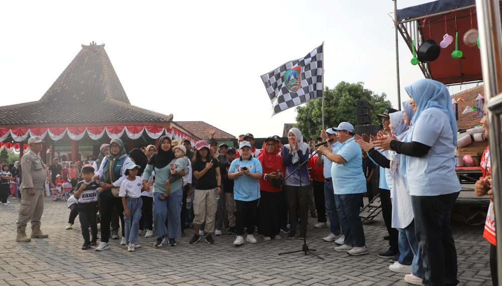 Berhadiah Paket Umrah, Jalan Sehat Peringatan HUT Ke-81 RI di Purisemanding Jombang Berlangsung Semarak