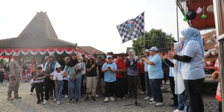 Berhadiah Paket Umrah, Jalan Sehat Peringatan HUT Ke-81 RI di Purisemanding Jombang Berlangsung Semarak