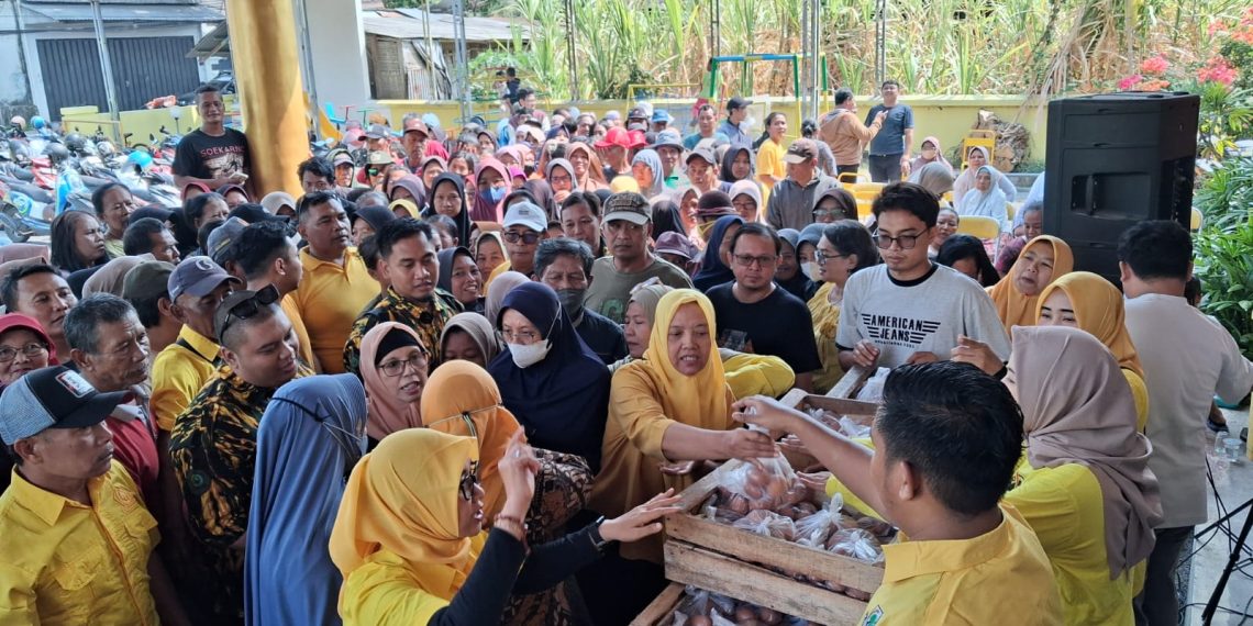 Dukung Ekonomi Kerakyatan, Anggota DPRD Jatim Cak Hadi Bagi-Bagi 200 Kg Telur untuk Warga