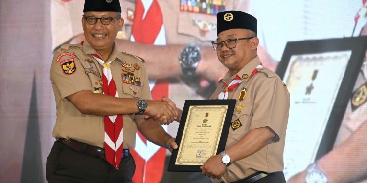 Atribut Seragam Pramuka Abdul Mu’ti Jadi Sorotan Warganet Usai Terima Lencana Darma Bakti