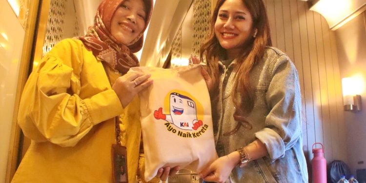Peringati Hari Pelanggan Nasional 2026, KAI Daop 7 Madiun Sapa Penumpang dan Bagikan Suvenir Eksklusif