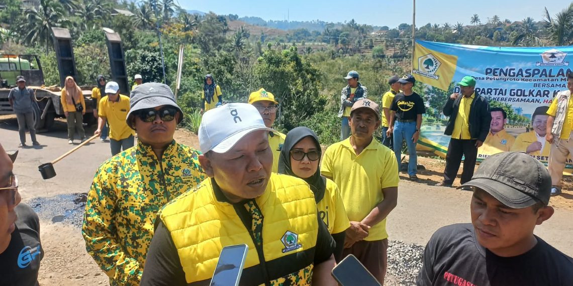 Bertahun-tahun Dikeluhkan Warga, Jalan Rusak di Desa Petungroto Kediri Akhirnya Mulai Diaspal