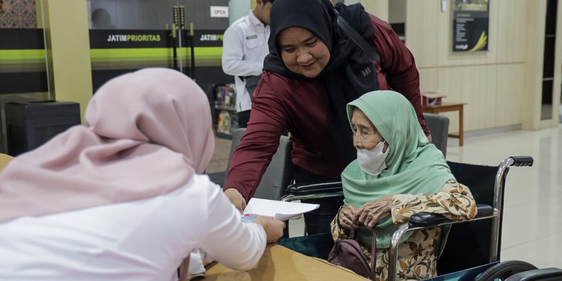 Pemkot Kediri Pantau Penyaluran Bansos PKH Plus Tahap III bagi Ratusan Lansia