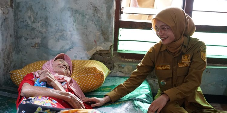 Wali Kota Kediri Salurkan Bantuan Alat Mobilitas dan Sembako Langsung ke Rumah Disabilitas