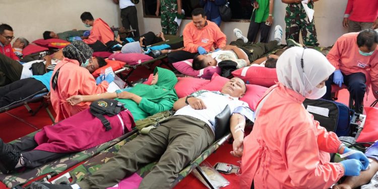 Peringati HUT ke-81 TNI, Kodim 0809/Kediri Gelar Bakti Sosial dan Bakti Kesehatan di Simpang Lima Gumul