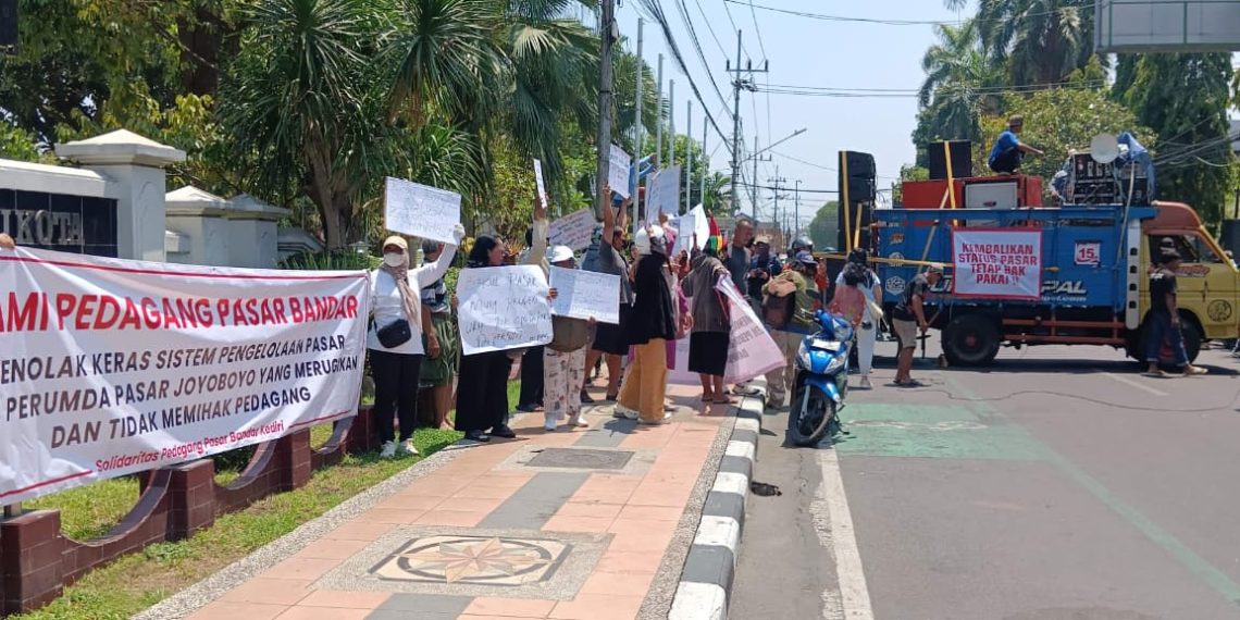 Ratusan Pedagang Pasar Kota Kediri Demo DPRD dan Pemkot Tuntut Evaluasi Pengelolaan Pasar