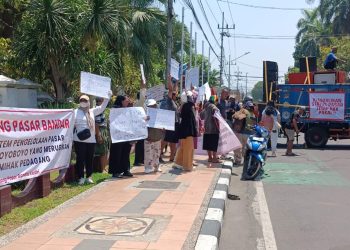 Ratusan Pedagang Pasar Kota Kediri Demo DPRD dan Pemkot Tuntut Evaluasi Pengelolaan Pasar