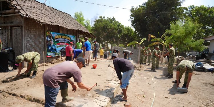 Kodim 0809/Kediri Gelar Bedah Rumah Warga Plosoklaten dalam Rangka HUT ke-81 TNI