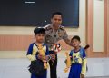 Satlantas Polres Kediri Beri Edukasi Keselamatan Berlalu Lintas Sejak Dini kepada Siswa MI