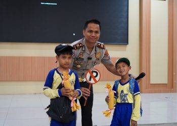 Satlantas Polres Kediri Beri Edukasi Keselamatan Berlalu Lintas Sejak Dini kepada Siswa MI