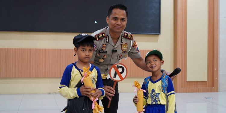 Satlantas Polres Kediri Beri Edukasi Keselamatan Berlalu Lintas Sejak Dini kepada Siswa MI
