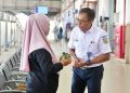 KAI Daop 7 Madiun Gelar Sapa Pelanggan dan Bagikan Nasi Pecel Khas Madiun di HUT ke-81