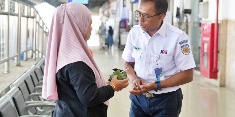 KAI Daop 7 Madiun Gelar Sapa Pelanggan dan Bagikan Nasi Pecel Khas Madiun di HUT ke-81