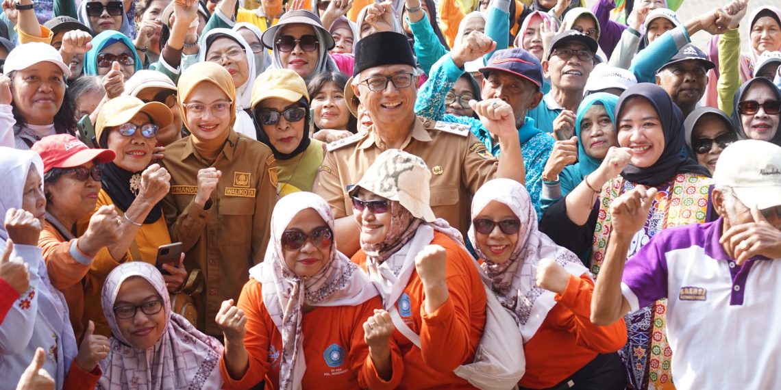 Wali Kota Kediri Vinanda Prameswati Berangkatkan Jalan Sehat Lansia Peringati HLUN ke-30