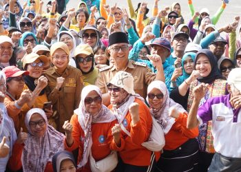 Wali Kota Kediri Vinanda Prameswati Berangkatkan Jalan Sehat Lansia Peringati HLUN ke-30