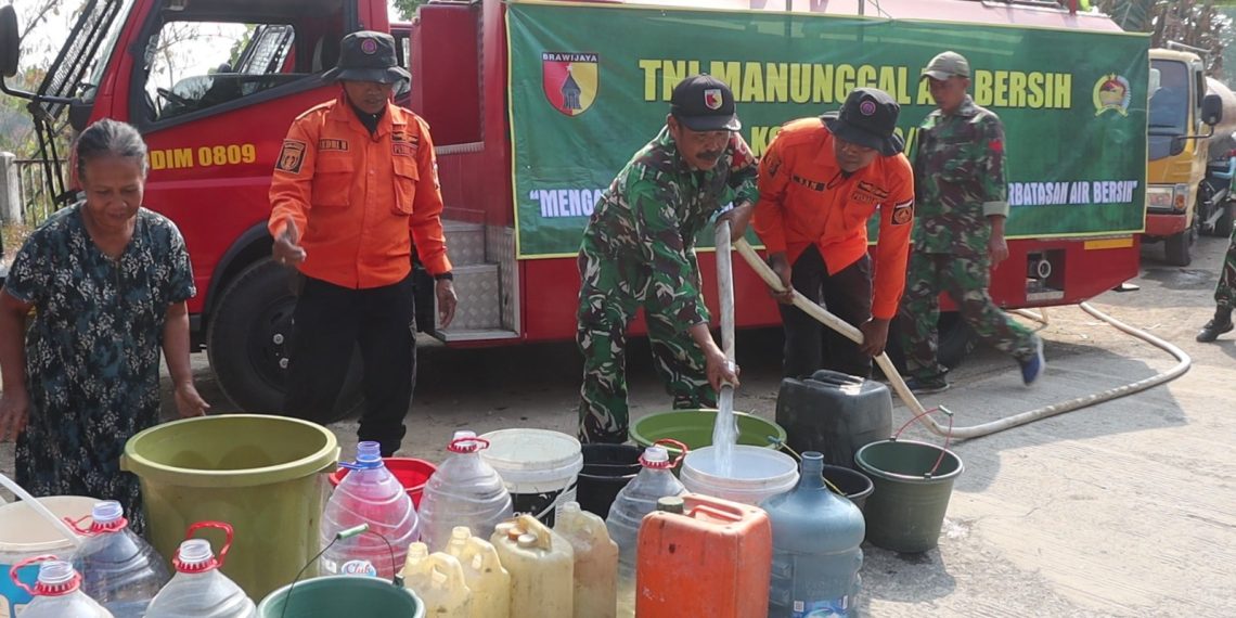 Bakti TNI, Kodim 0809/Kediri Salurkan Bantuan Air Bersih bagi Warga Terdampak Kekeringan di Mojo
