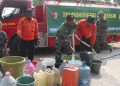 Bakti TNI, Kodim 0809/Kediri Salurkan Bantuan Air Bersih bagi Warga Terdampak Kekeringan di Mojo