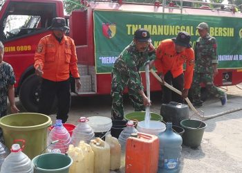 Bakti TNI, Kodim 0809/Kediri Salurkan Bantuan Air Bersih bagi Warga Terdampak Kekeringan di Mojo
