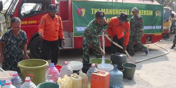Bakti TNI, Kodim 0809/Kediri Salurkan Bantuan Air Bersih bagi Warga Terdampak Kekeringan di Mojo