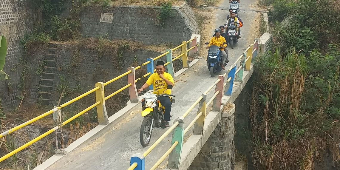 Aksi Blusukan Trail Kuning Cak Hadi Temui Warga Puncu Sambil Bagikan Sembako