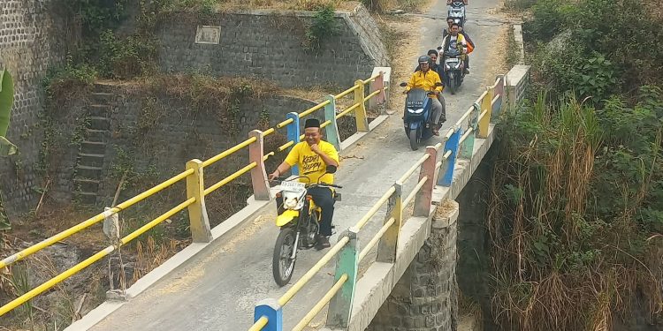 Aksi Blusukan Trail Kuning Cak Hadi Temui Warga Puncu Sambil Bagikan Sembako