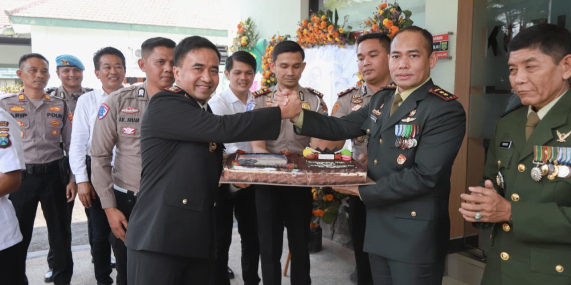 Polres Jombang Beri Kejutan HUT Ke-81 TNI ke Sejumlah Markas Militer