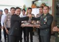 Polres Jombang Beri Kejutan HUT Ke-81 TNI ke Sejumlah Markas Militer