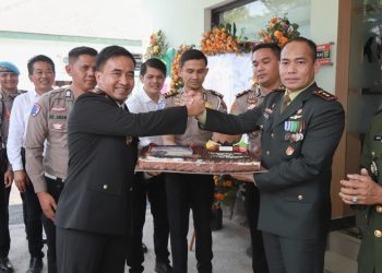 Polres Jombang Beri Kejutan HUT Ke-81 TNI ke Sejumlah Markas Militer