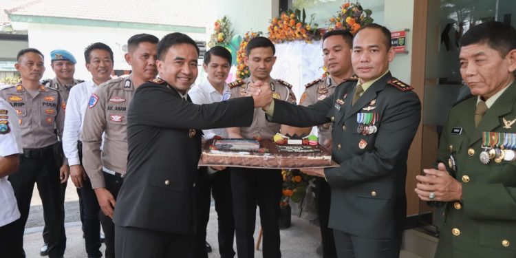 Polres Jombang Beri Kejutan HUT Ke-81 TNI ke Sejumlah Markas Militer