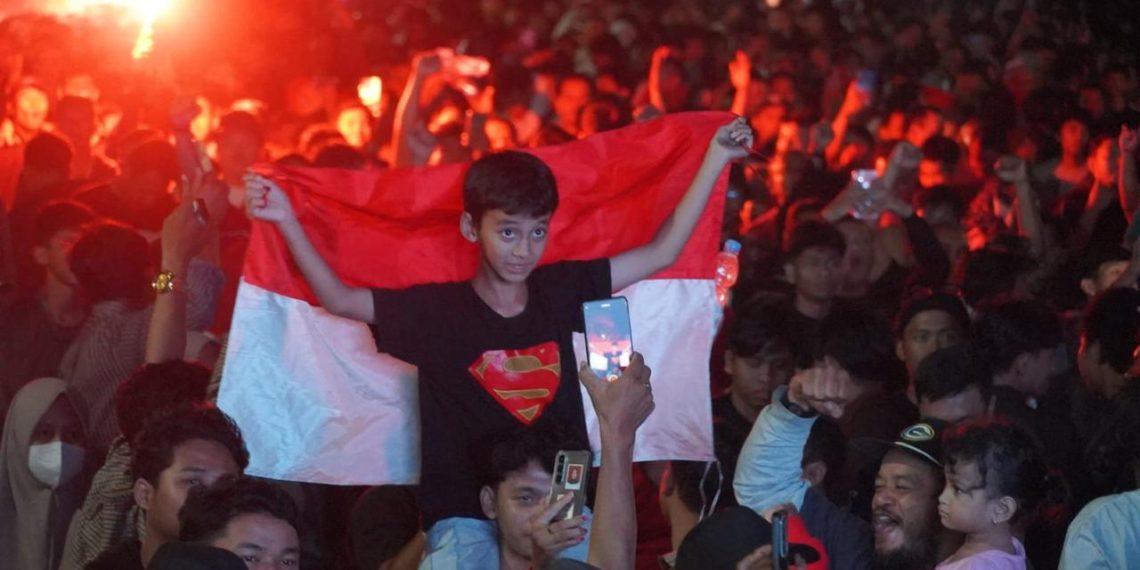 Ribuan Warga Kediri Rayakan Kemenangan Timnas Indonesia dalam Final FIFA ASEAN Cup 2026 di Simpang Lima Gumul