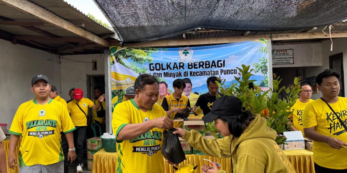 Golkar Kediri Bagikan Paket Minyak Goreng dan Telur untuk Warga Puncu, Pererat Silaturahmi Lewat Makan Bersama