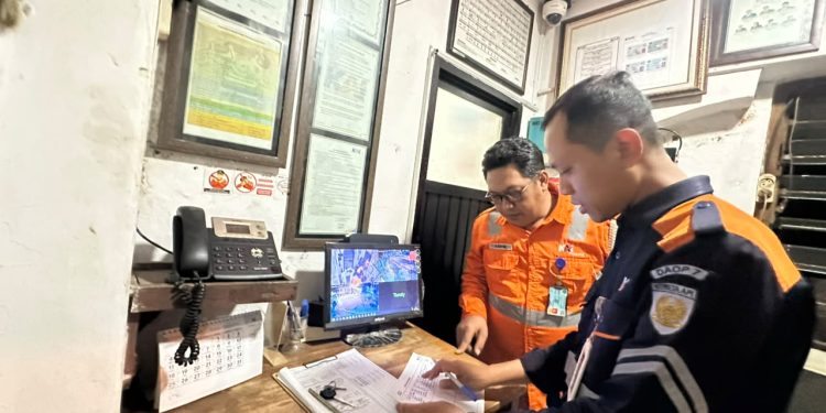 KAI Daop 7 Madiun Gelar Inspeksi Malam di Perlintasan Sebidang Jalur Tulungagung-Kediri-Kertosono