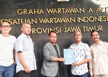 Lutfil Hakim dan Dwi Eko Lokononto Ambil Formulir Pendaftaran Bakal Calon PWI Jatim Periode 2026–2031