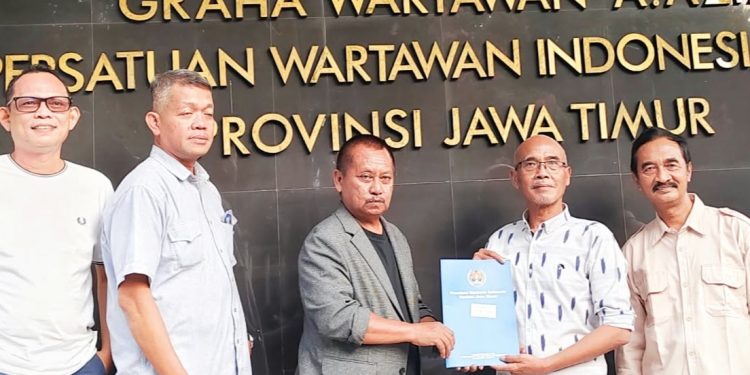 Lutfil Hakim dan Dwi Eko Lokononto Ambil Formulir Pendaftaran Bakal Calon PWI Jatim Periode 2026–2031