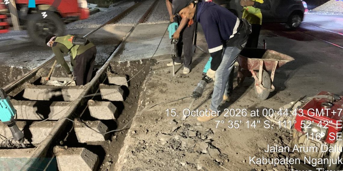 KAI Daop 7 Madiun Perbaiki Perlintasan Sebidang Petak Bagor-Nganjuk Selama Dua Malam
