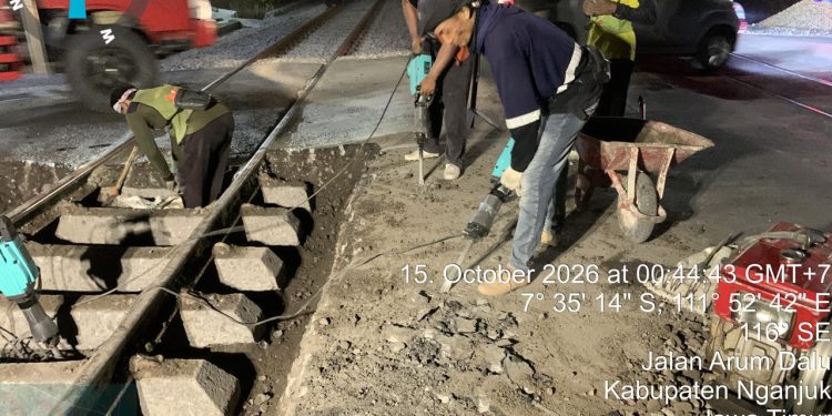 KAI Daop 7 Madiun Perbaiki Perlintasan Sebidang Petak Bagor-Nganjuk Selama Dua Malam