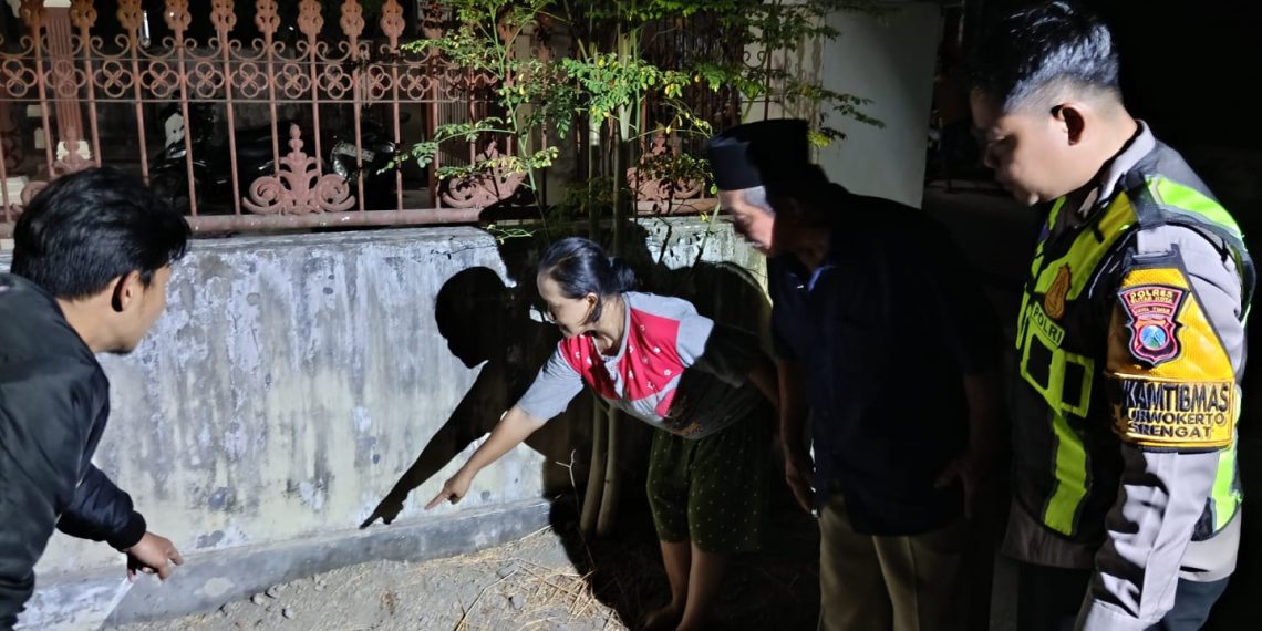 Bayi Perempuan Ditemukan Tergeletak di Luar Pagar Rumah Warga Srengat Blitar