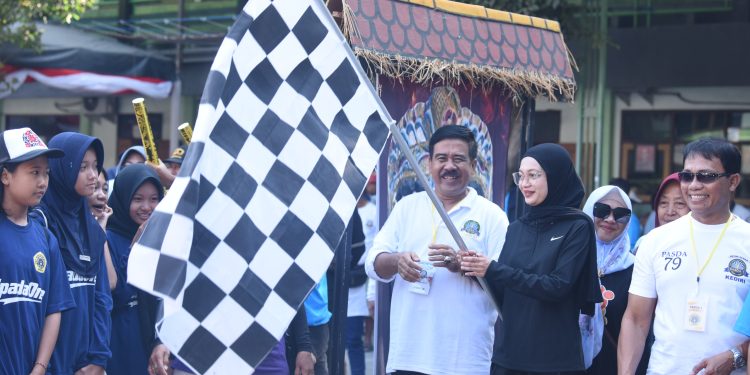 Wali Kota Kediri Berangkatkan Jalan Sehat Reuni Akbar SMP Pawyatan Daha 1
